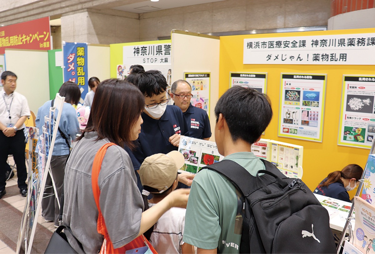 クイズに答える家族