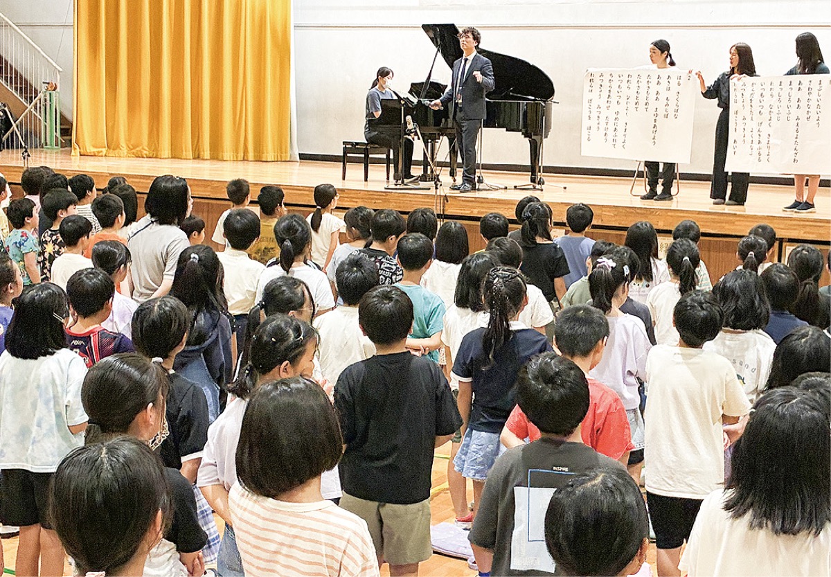 林さんが校歌合唱のポイントを教える時間も
