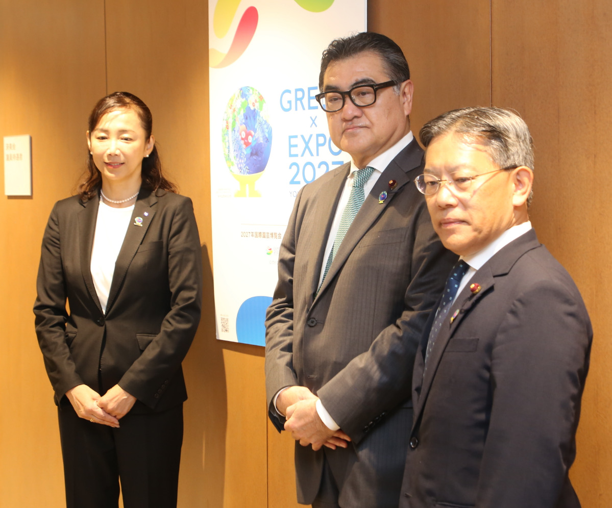横浜市会の渡邊忠則議長(中央)と尾崎太副議長(右)を訪ねる原澤市長(20日午後9時30分)