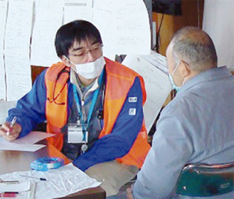 被災者を診療する横浜市の医療チーム（＝市提供）