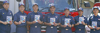 瀬谷消防署職員がパンフレットを持ち減災を呼びかけ