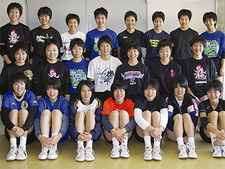 春高神奈川県予選ベスト４進出した横浜隼人バレー部３年生は後輩たちのサポートにまわる