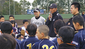 小学生に指導する鈴江選手（中央）と小宮山選手（右）、ジョージマン北さん（左）