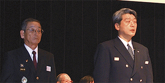 防災の誓いを述べる大山潔署長（右）と石川 重夫団長（左）