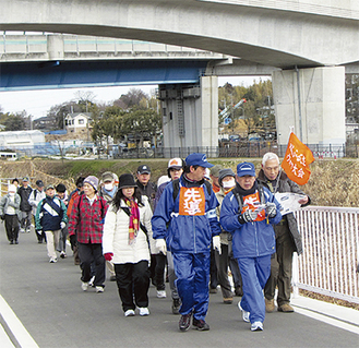 境川沿いを歩く参加者たち