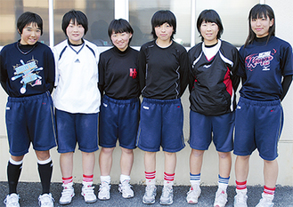 原中から神奈川県選抜チーム入りした６人。左から井上内野手、池田内野手、谷外野手、渡邉捕手、勝田投手、瀬川内野手