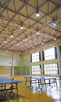 体育室の天井に設置されたＬＥＤ照明