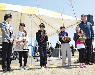 日米の将来を担う子どもたちが100周年を記念した苗木交換を行った。