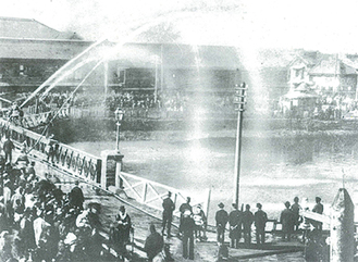 水道完成記念で吉田橋（中区）で行われた出初式の様子（１８７７年）