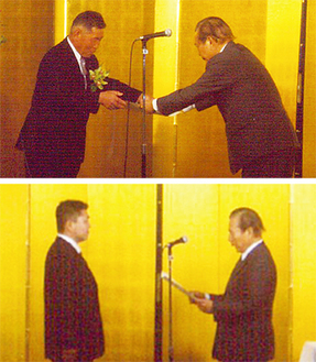 表彰式での相原さん（上・左）と田川さん（下・左）