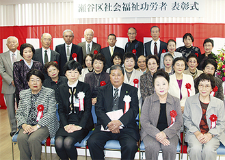 受賞者と相原信行会長（最前列左から3番目）・薬師寺えり子区長（最前列左から2番目）