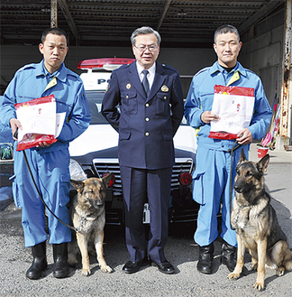 （左から）佐藤さんとハナ号、遠藤署長、東さんとマックス号