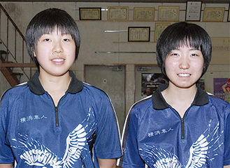 永尾さん（左）と美濃口さん。ハヤブサ入りユニホームは勝負どころで着るという同校