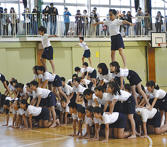 運動会で練習してきた組体操をタイの学生に披露