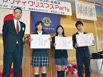 写真左から寺尾会長、福田さん、信川さん、橋本君