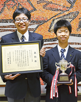賞状とトロフィーを手に笑顔を見せる、瀬谷西高・生徒会の岡島凌君（左）と柴田慎也君