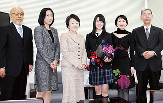 市長から花束を受け取った前田さん（右から３人目）
