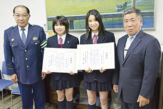 感謝状を受け取る北村優夏さん（右から２番目）と渡辺希美さん