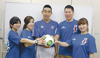 内堀選手（写真中央）、利根川俊介コーチ（右から２番目）をLiLiの３人が激励した