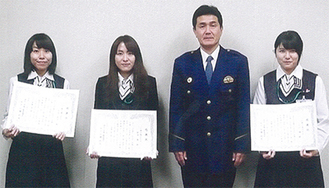 表彰された職員と佐藤署長（右から２番目）
