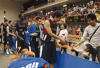チーム誕生後、初陣を飾った横浜文化体育館＝２０１１年10月