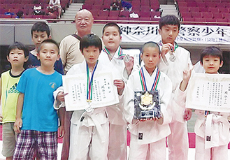 県警少年柔道剣道大会の受賞選手たち