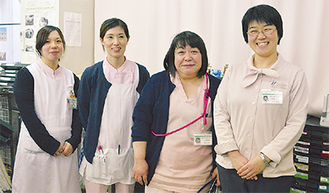 笑顔を見せる新保看護部長（右から2番目）と職員