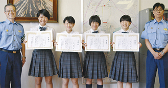 （左から）飯島政則署長、佐藤あみさん、大沼瑠菜さん、高山春美さん、黒崎愛望さん、上原正副署長
