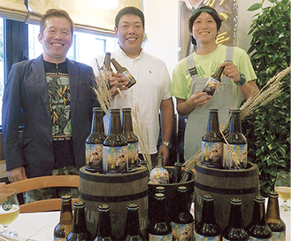 左から横浜ビールの太田社長、生産者の岩崎さん、醸造長の五條さん（8月９日、新麦ビールお披露目会にて）
