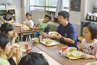 4年生児童らと給食を楽しむ八重樫選手（写真右から2番目）