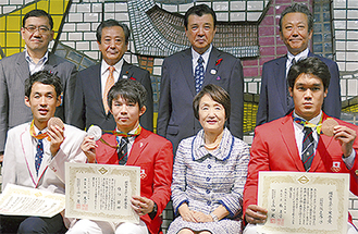 贈呈式に出席した多川さん（前列左）