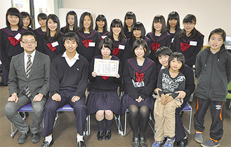 ３年生を代表して賞状を受け取った斎藤さん（前列左から３番目）と生徒ら
