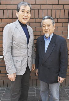 瀬谷相撲甚句会の大江代表（左）と、会員の指導にあたる菅野さん