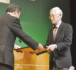 小川会長（左）から賞状を受け取る冨樫さん