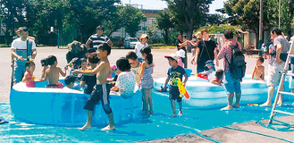 水遊びを楽しむ子どもたち（運営委員会提供）