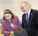２月に町田市で講演した時の八木さんと妻・由利子さん