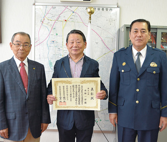 （写真左から）渋川正継瀬谷交通安全協会長、永野さん、佐藤署長