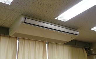 特別教室に取り付けられた空調設備