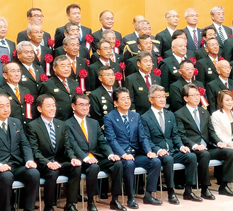 奥田会長（後列左から３番目）と式典関係者ら