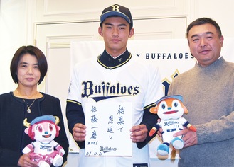 佐藤投手（中央）と父・大磨さん、母・真理子さん