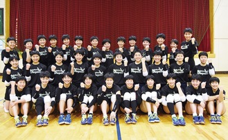「全力で戦います」と誓う横浜隼人高校女子バレー部の部員ら
