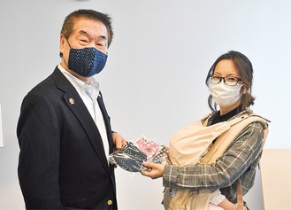 遠山会長（左）にマスクを手渡した山下さん