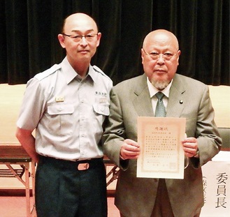 西川署長（左）から表彰状を受け取った木村会長