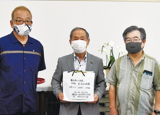 網代会長（中央）と役員の鈴木博さん（左）、黒木昭博さんが瀬谷第二小を訪れた