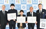 （右から）村田署長と鈴木さん、假谷さん、横浜隼人高校の生徒、栗原誠司副校長