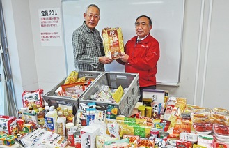 平本会長（左）が工藤事務局長に食品を届けた