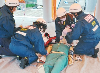 救急チームの応急処置