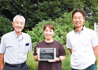 小島会長（左）と、ホームページの製作・企画を担った徳田さん（中央）、和田さん