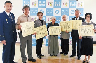 表彰を受けた個人や団体関係者と村田署長（左）