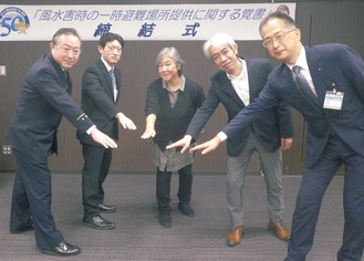 締結式に出席した（左から）安平署長、宮内店長、新美園長、相澤会長、村上副区長